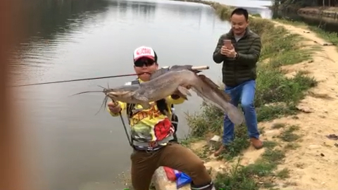 路亚钓鱼视频水库路亚钓到一条几十斤的大鱼杆子险被拉断掉(四)