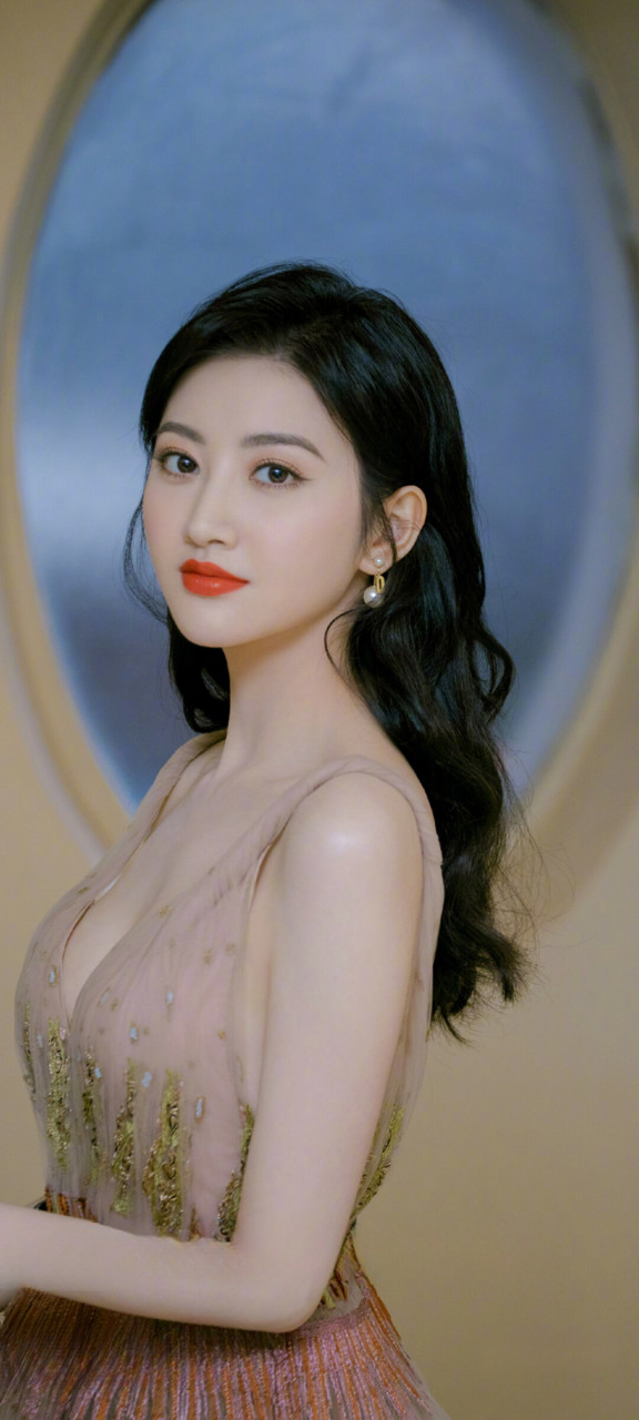 景甜女神身穿优雅又高级的薄纱吊带裙,展现出了女性的风采和魅力.