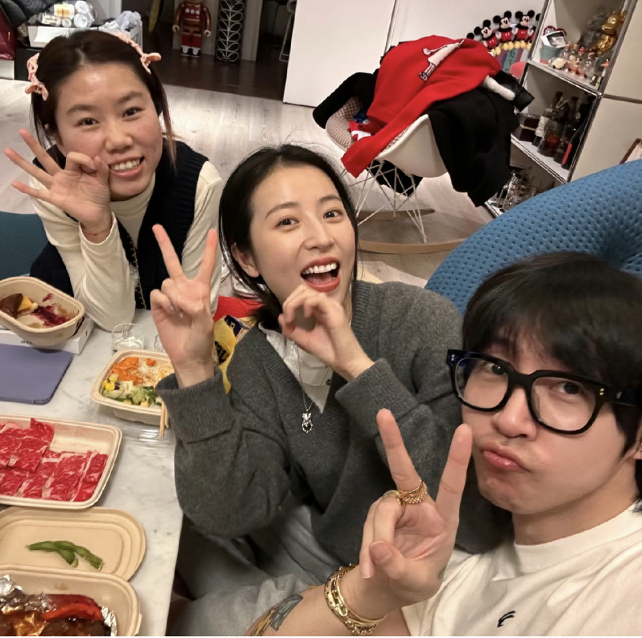 周雨彤和好友一起跨年,好开心,好自由  #周雨彤