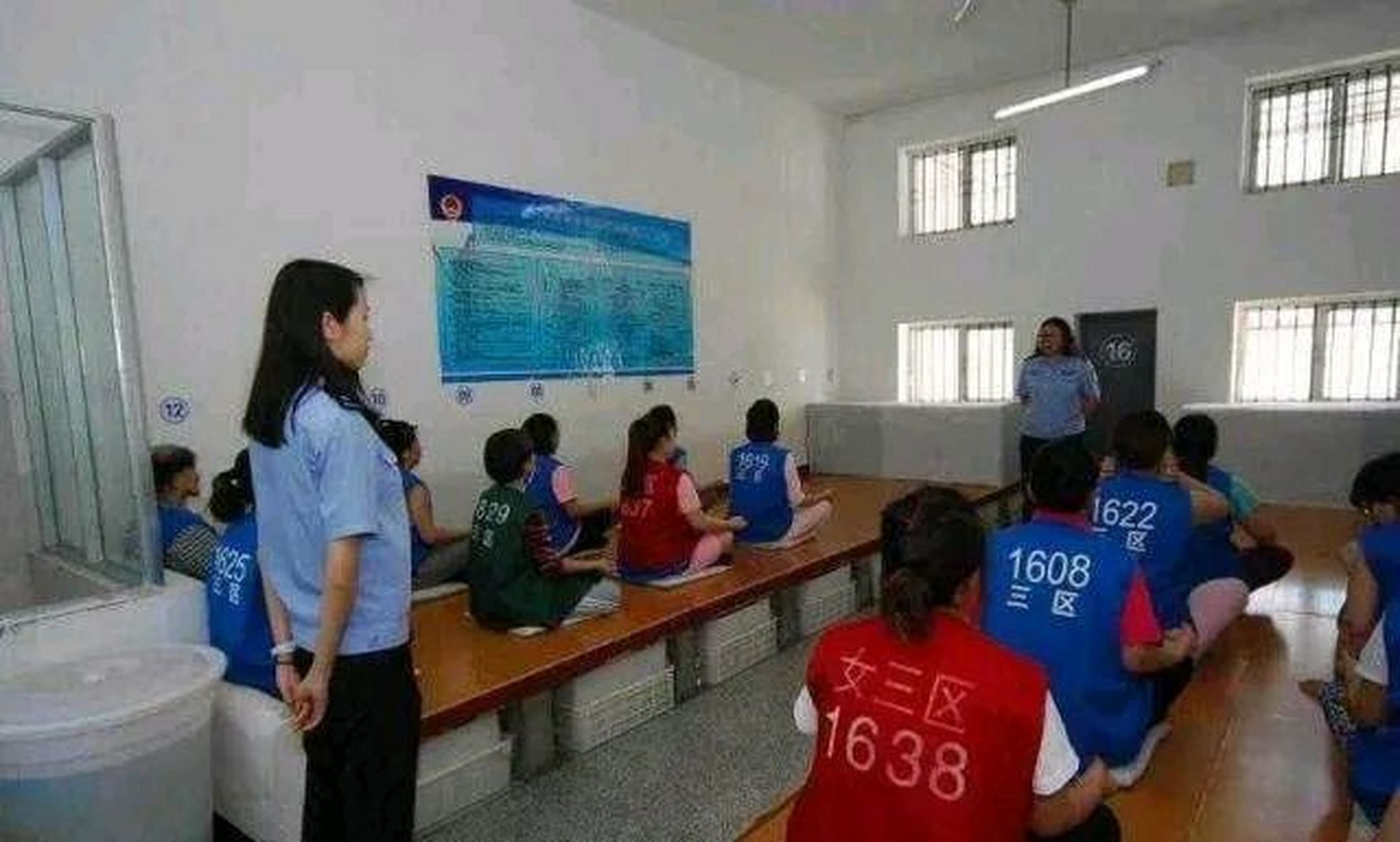在看守所的真实生活 违反监规犯错会戴着手铐脚镣关禁闭,不吃饭给你