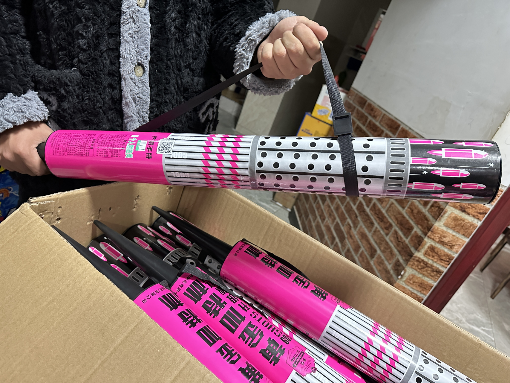 你们那加特林现在是多少钱一箱,我们这的加特林烟花终于被打下来啦,从