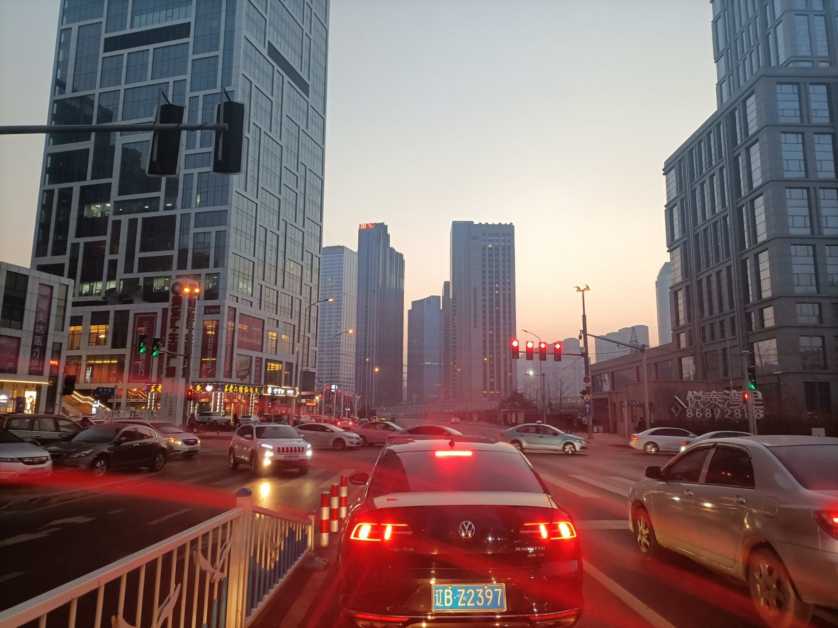 这里是大连的五四路.天气越来越暖,城市中的日落晚霞越来越美.