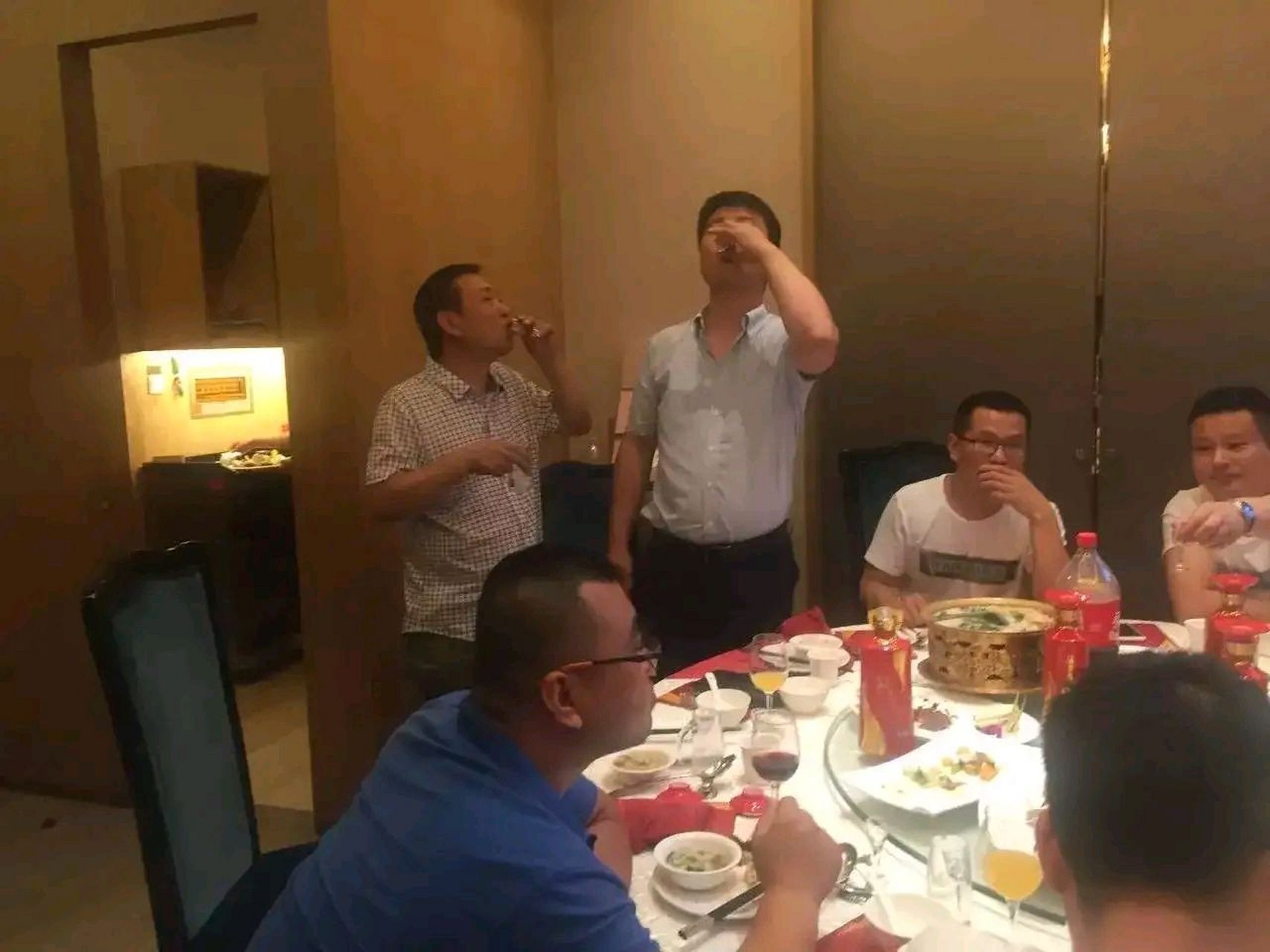 有一个单位聚餐, 主菜是吃螃蟹, 领导一桌吃的, 是营养更高的野生螃蟹