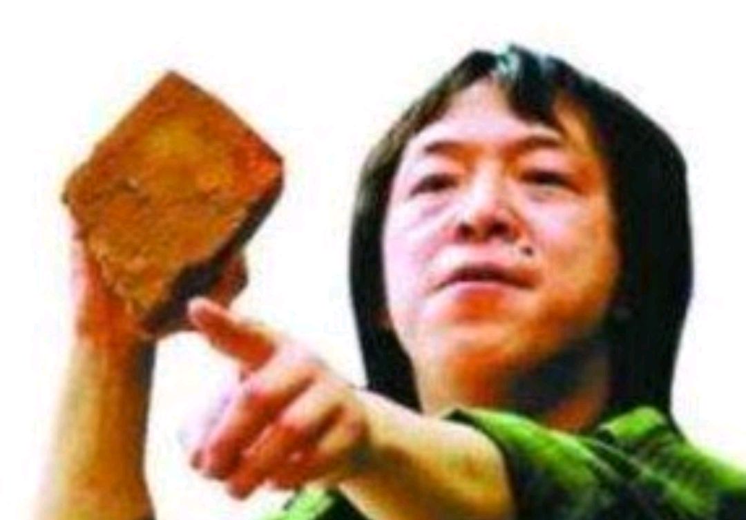 夏日夜晚,乘凉散步,猛然间发现一男手拿板砖,我大叫一声不好!