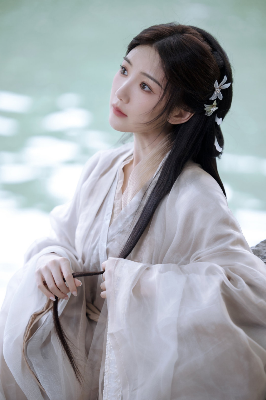 毛晓彤# 一袭白色飘逸古装,妩媚柔情,温婉可人,让人魂牵梦绕