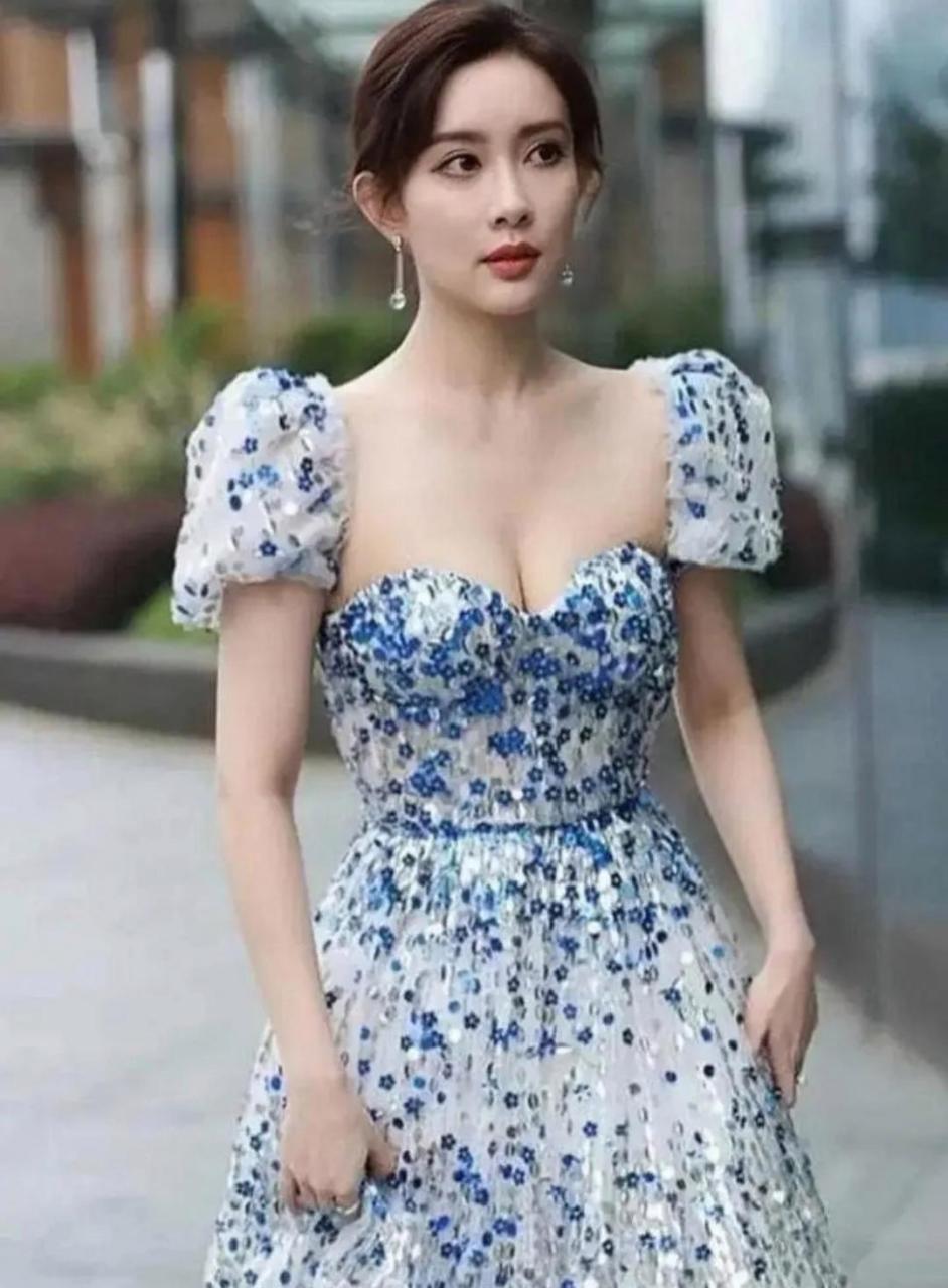 虞书欣和孟子义撞风格了,都是泡泡袖碎花裙,谁更好看呢?