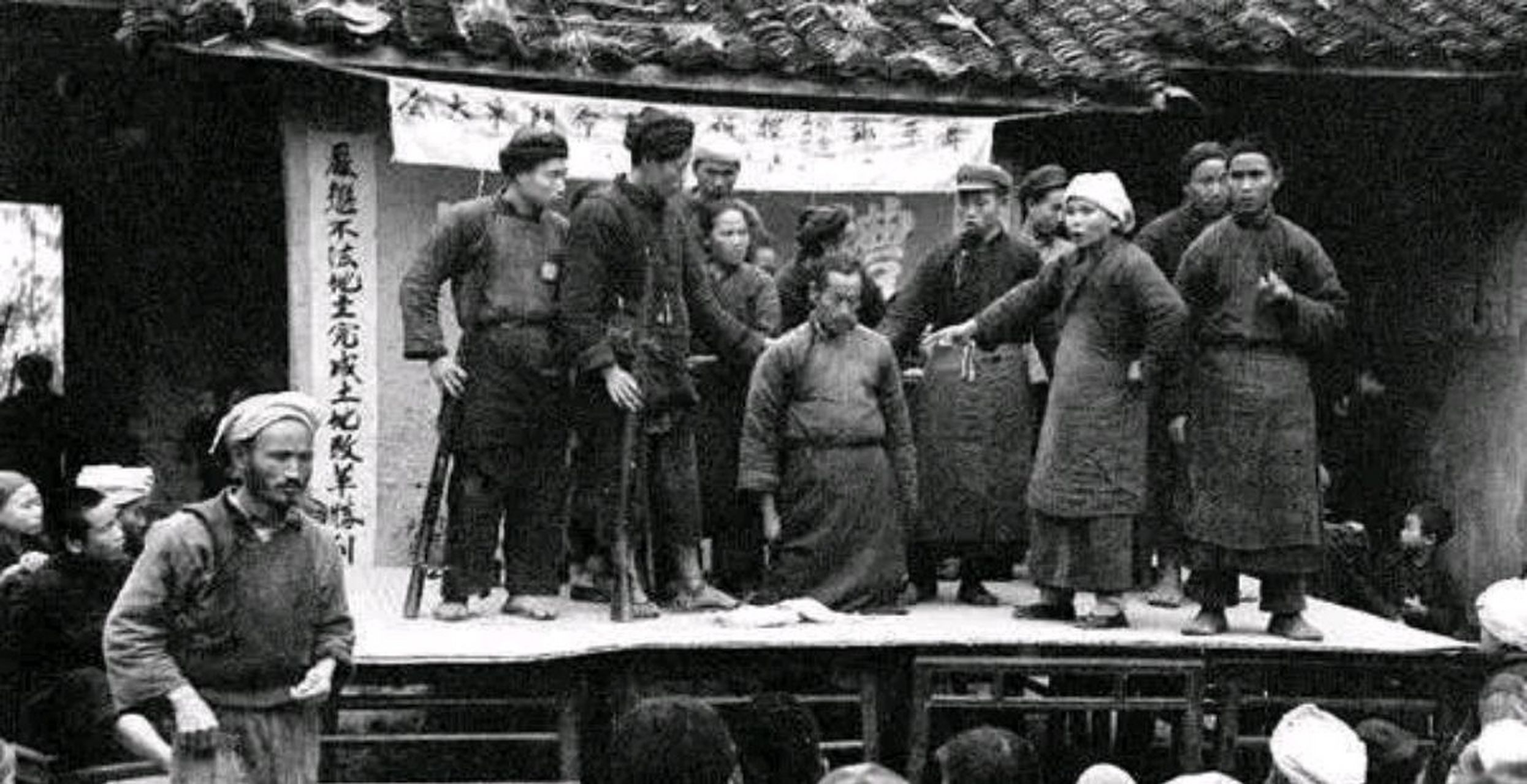 1951年,四川彭县升平乡,农民在土改中斗地主.杨溥涛摄.