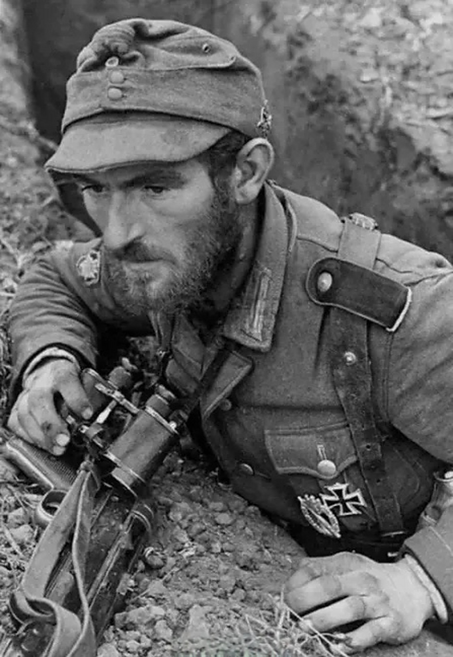 尽管照片上的这名士兵一脸胡子拉碴,帽子和衣领已经褶皱破旧的不成