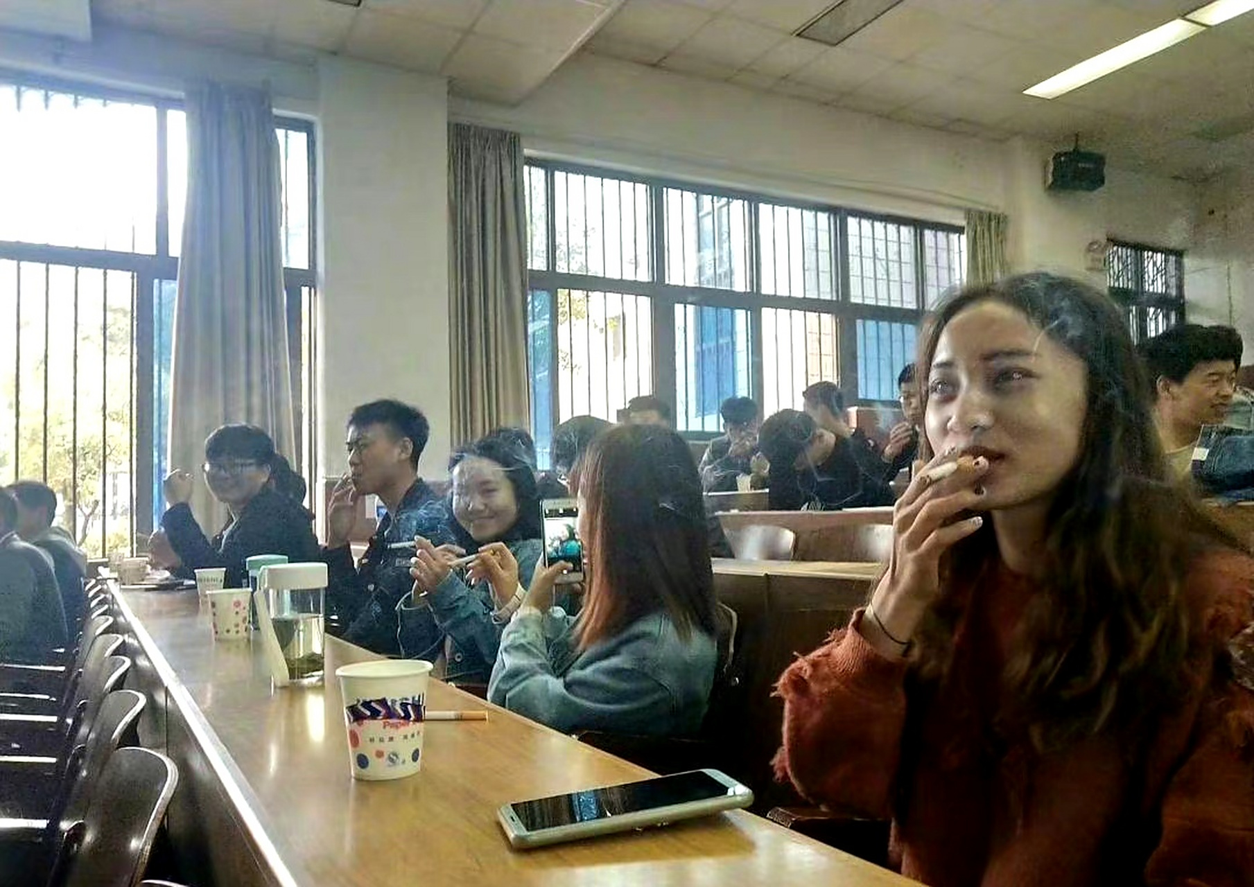 这课堂氛围真是绝了, 某农业大学烟草学院上课照片网上疯传, 社会大哥