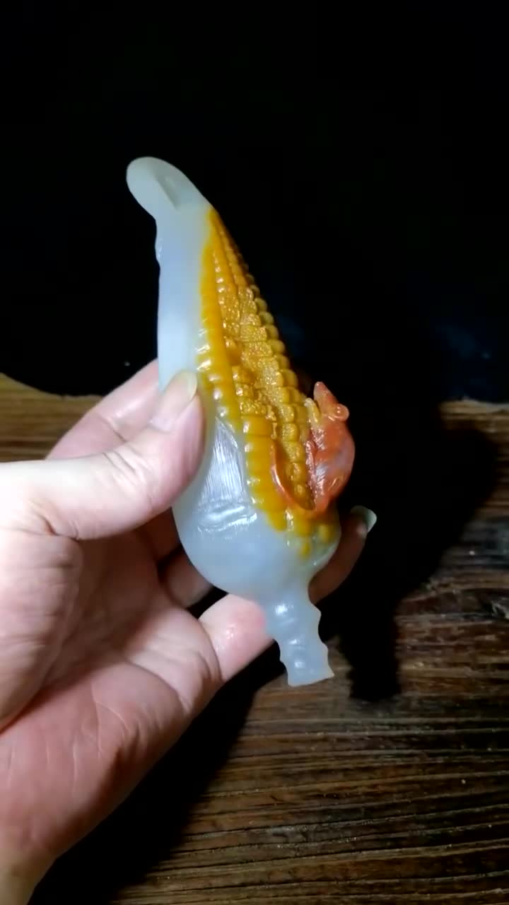 新疆三彩玉俏色创意雕刻作品