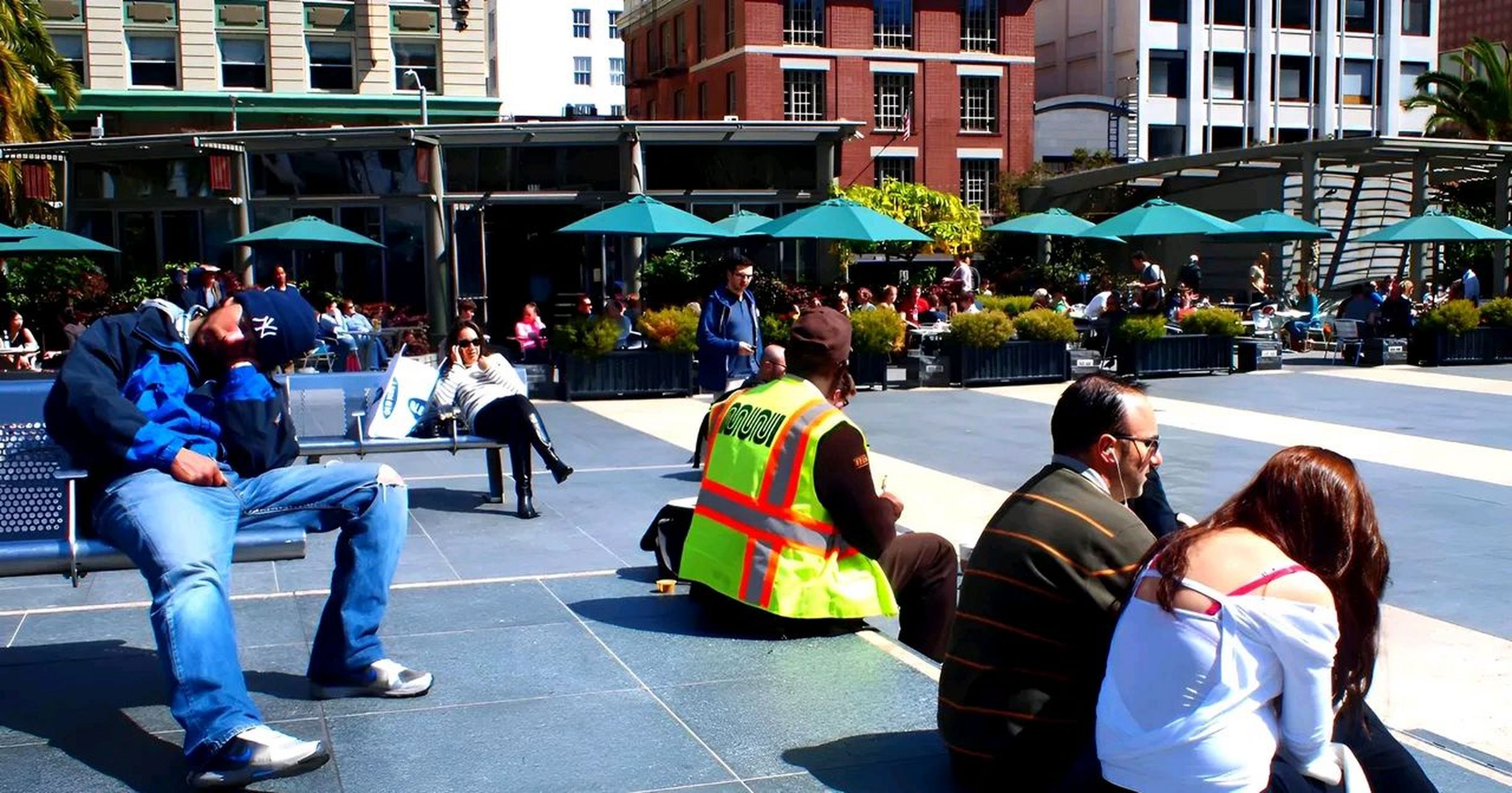 她得意洋洋地说:"在美国,月薪4000美元已经算不错了.一条牛仔裤只要5.