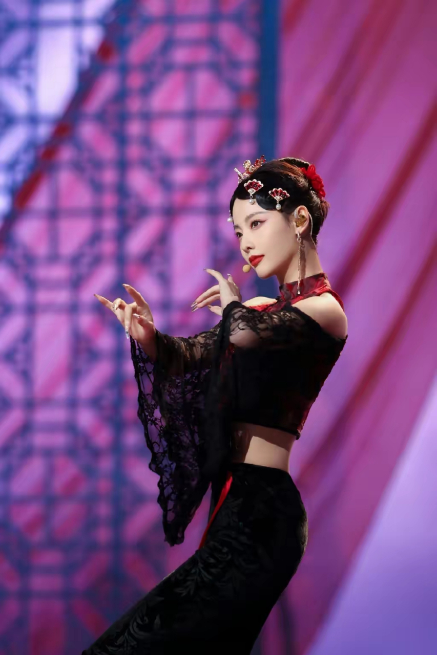 张嘉倪媚骨天成,一组青花瓷一组改良旗袍,2套国风扮相美艳绝伦