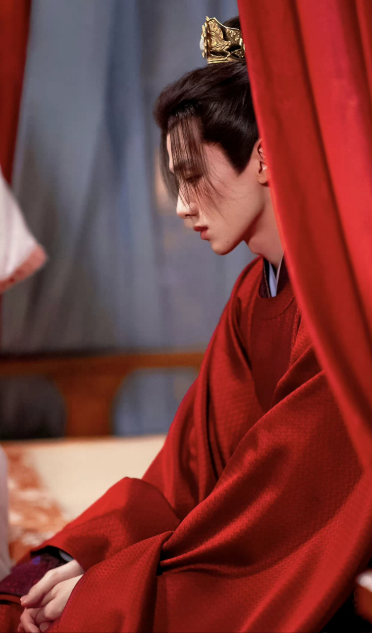 白敬亭在《卿卿日常》中的红衣造型大家打几分#卿卿日常