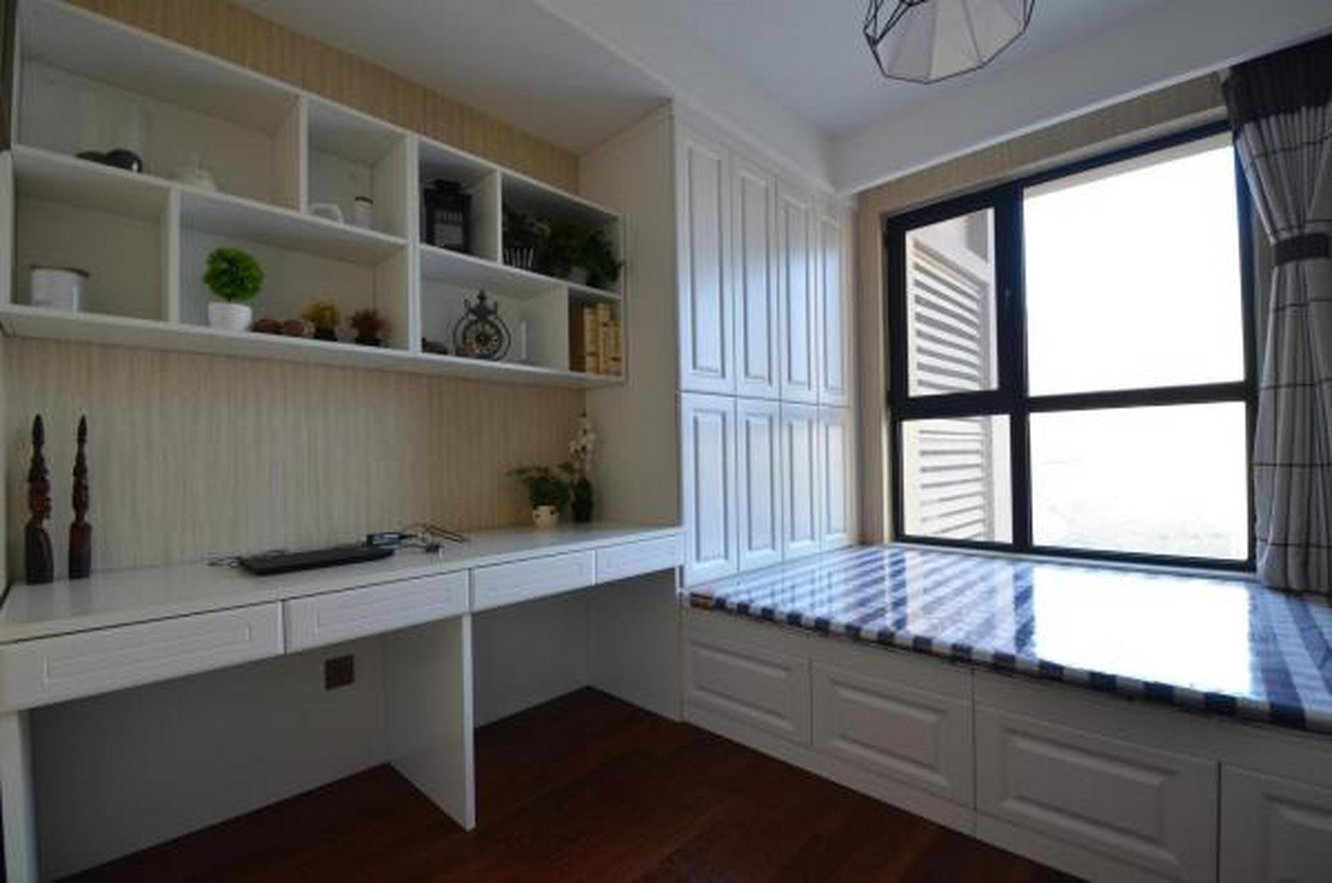 这张书房装修效果图,这个书房还有榻榻米的设计,简约节省地方.