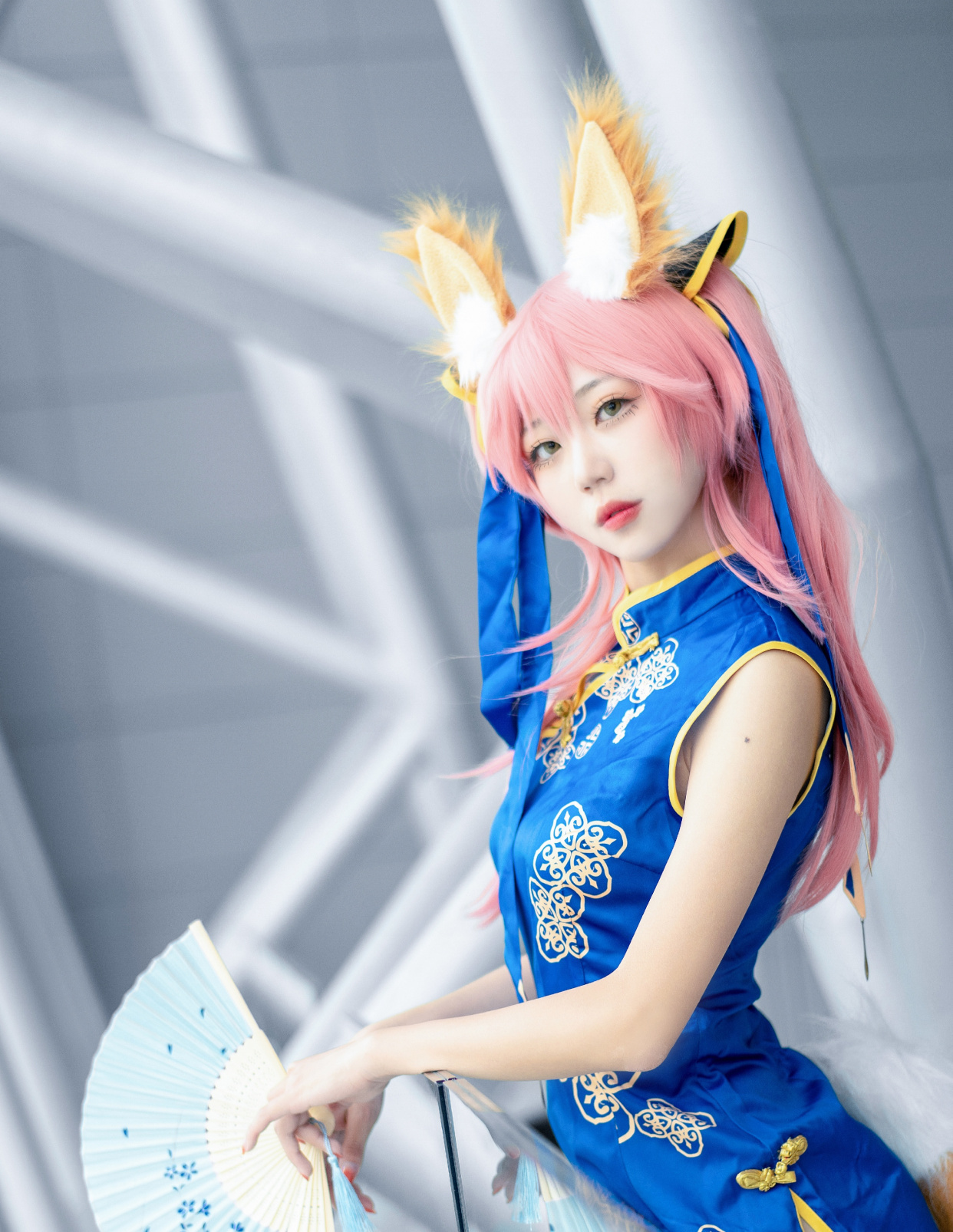 穿蓝色古风无袖旗袍的玉藻前,身材凹凸有致,特别的性感迷人