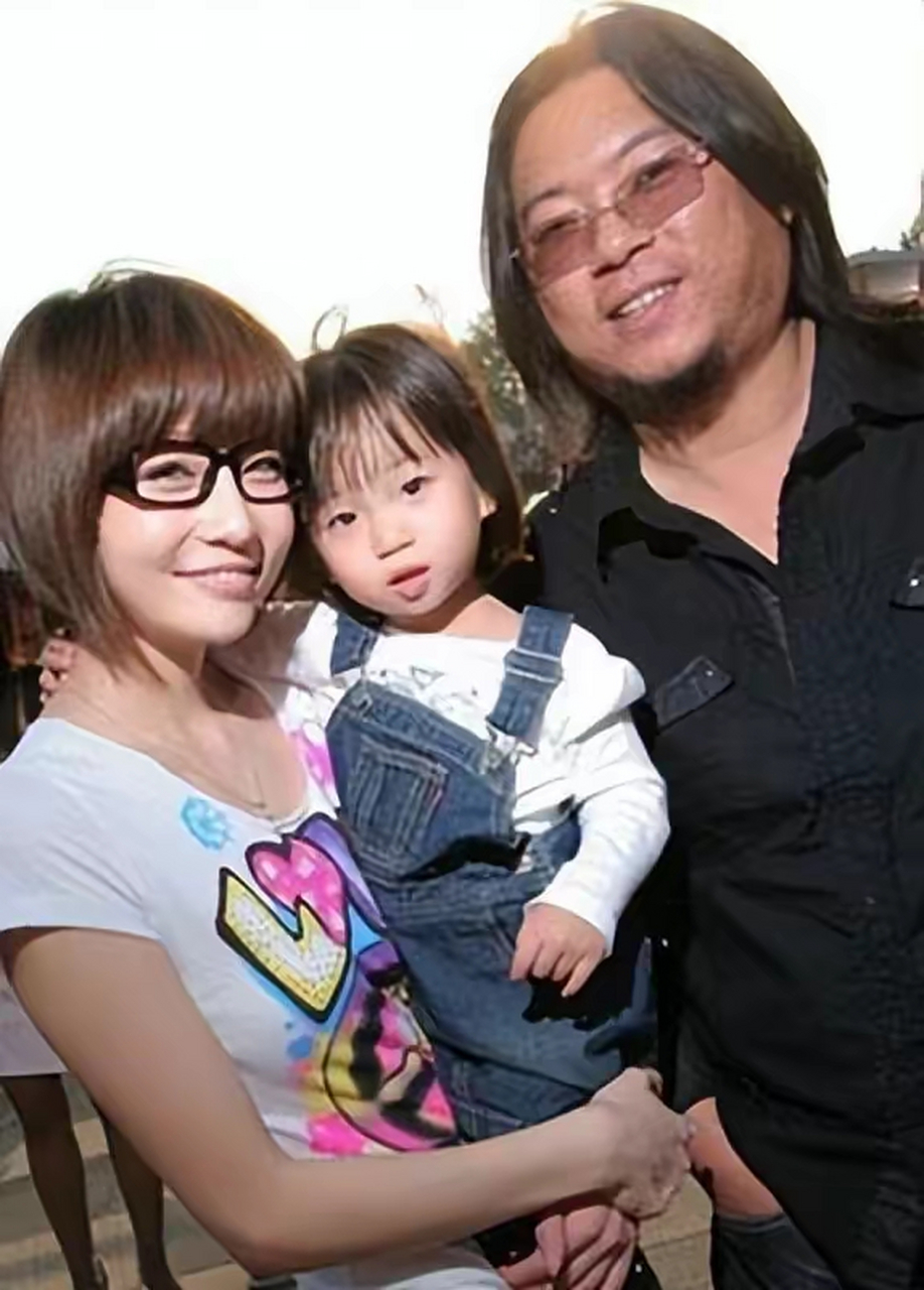 高晓松前妻现身向佐儿子生日宴,和郭碧婷合影气质不输,越来越美 向佐