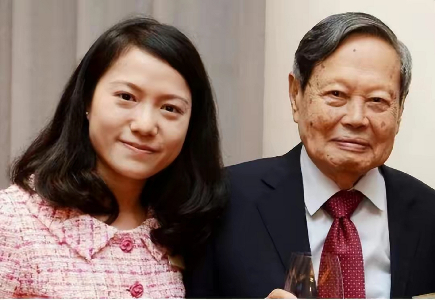 在扩写这个短视频的内容时,我们可以想象翁帆和杨振宁在一起度过了