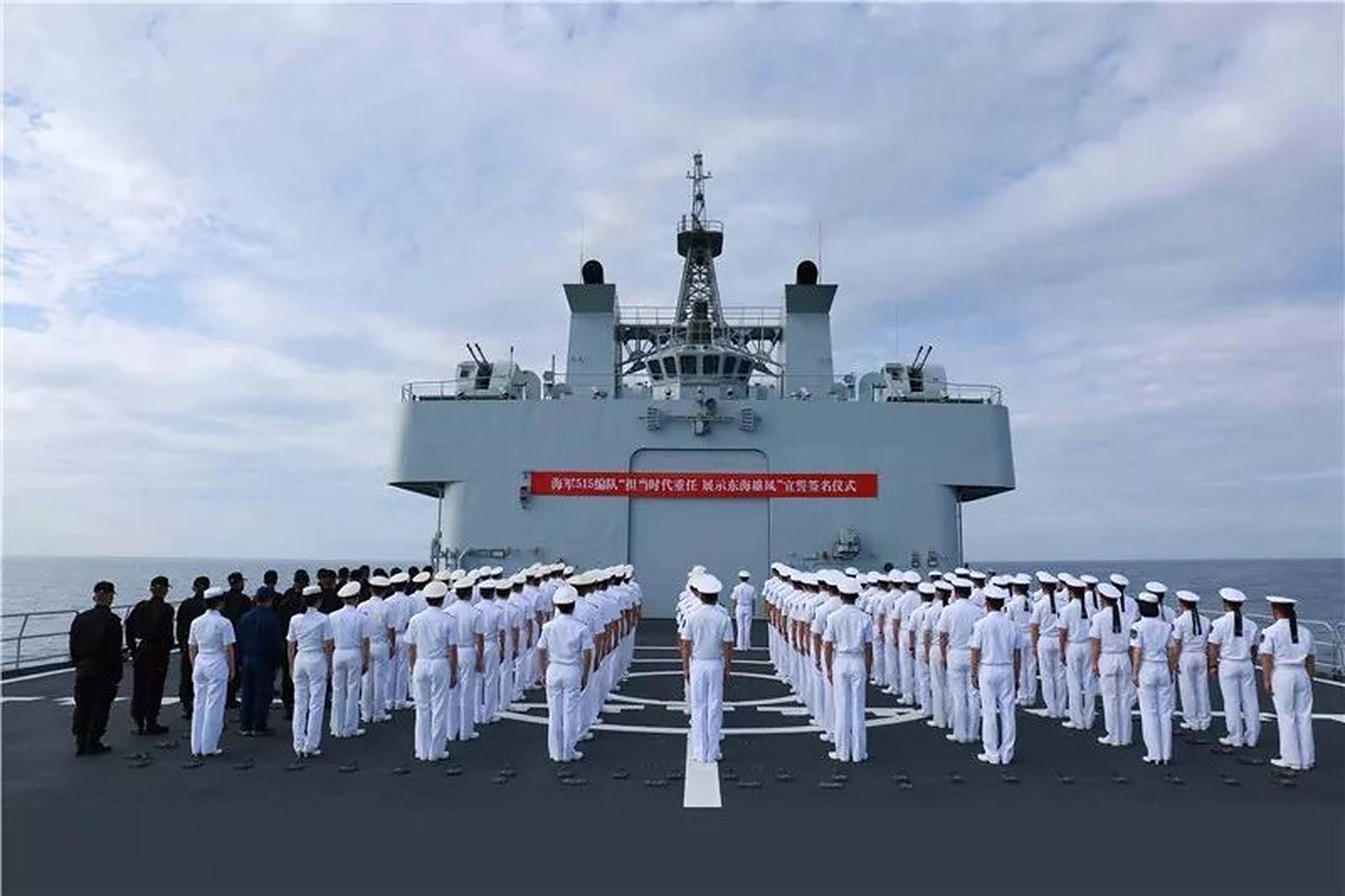 中国海军第44批护航编队28日上午在浙江舟山某军港解缆起航,赴亚丁湾