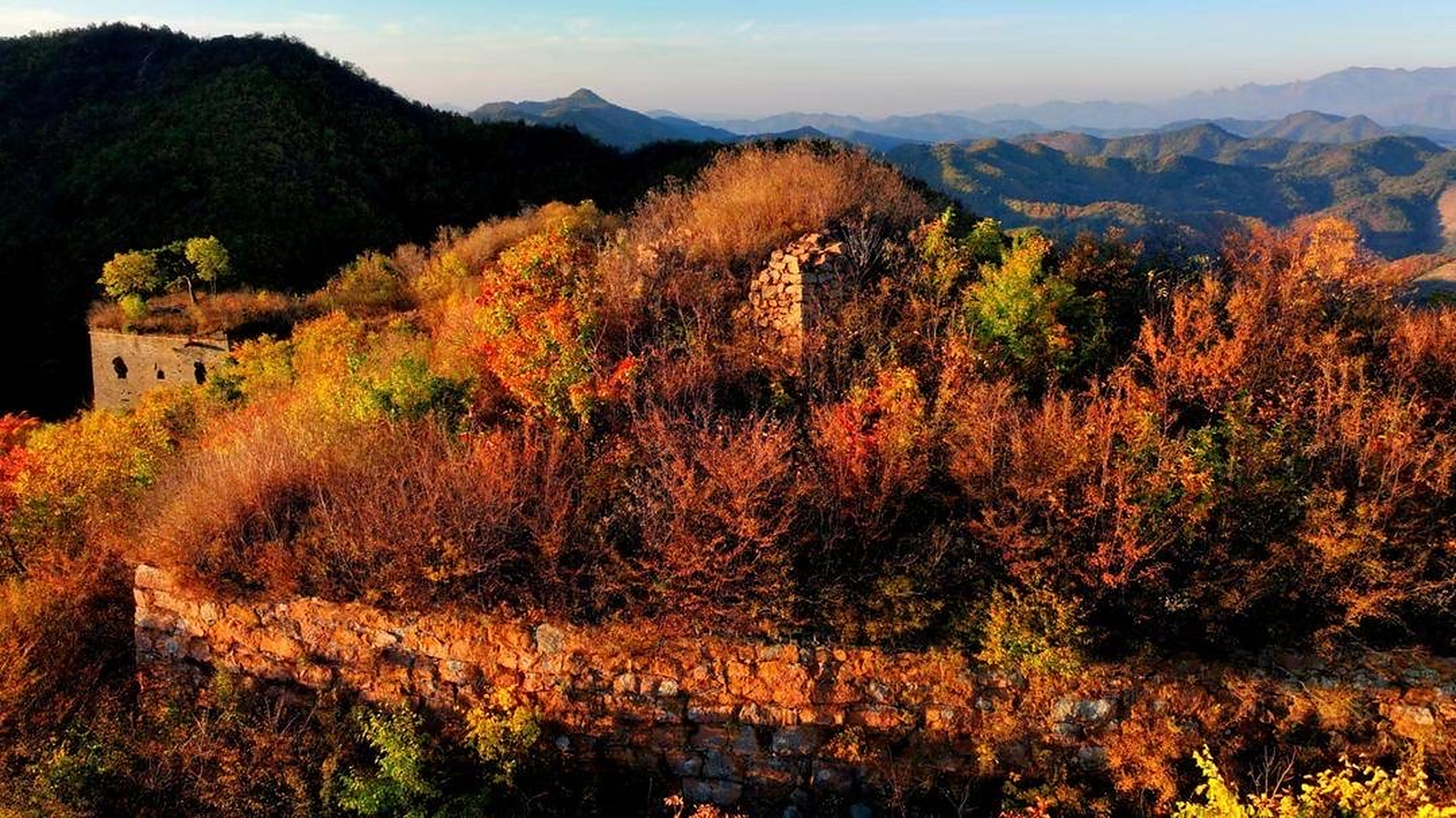 10月22日日出之前,葫芦岛市绥中县永安堡乡西沟长城上已经聚集了十多