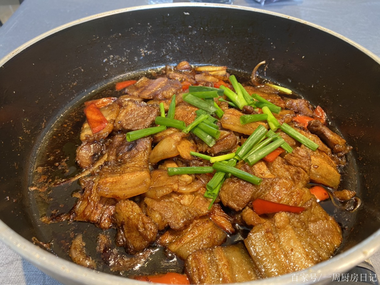 香噴噴的乾鍋五花肉配上一碗米飯,味道簡直太讚了!