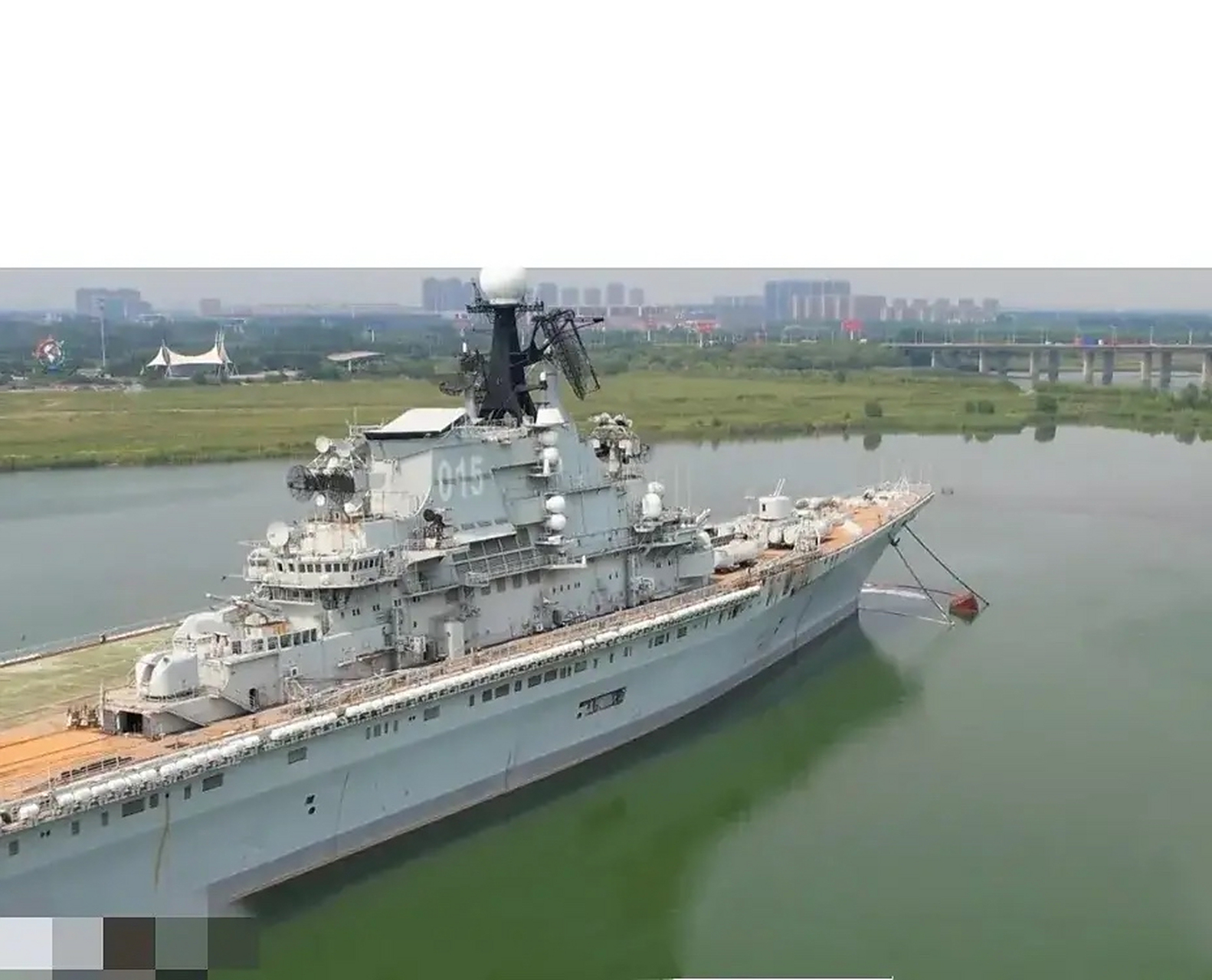 停在南通的明斯克号航母,原计划建成一个航母公园,现在看现场情况,杂