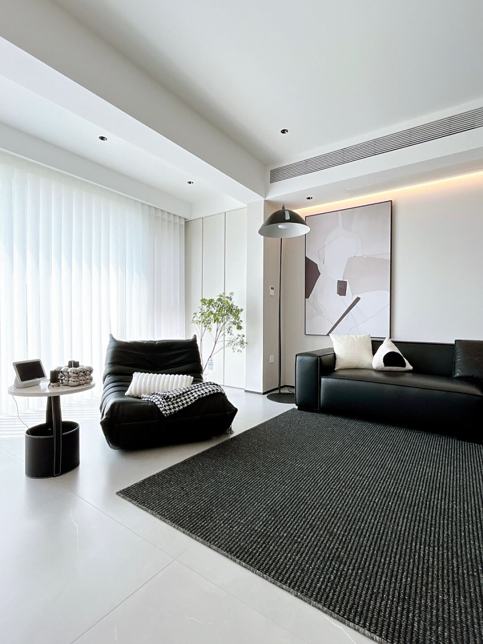 黑白极简风必备的黑豆腐块沙发|意式极简这样黑白风的客厅只会越看越