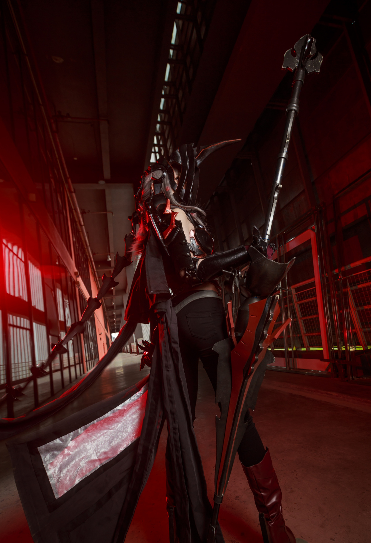 cosplay:龙骑女艾拉尼娅,少女脱下盔甲的那刻,被她的颜值惊艳了