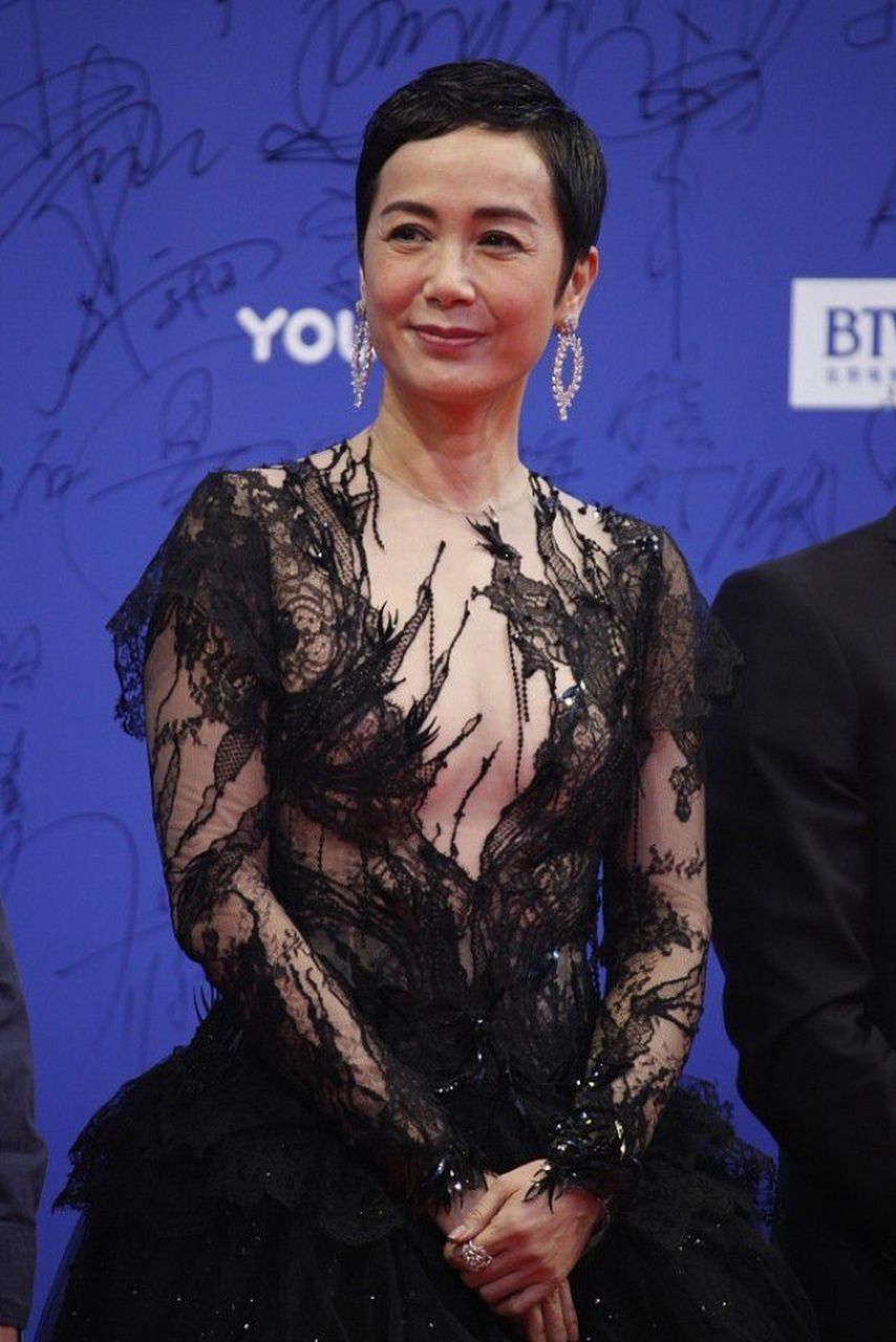 蒋雯丽老师年轻的时候挺漂亮的, 一头秀发披肩,身材,脸型也无可挑剔!