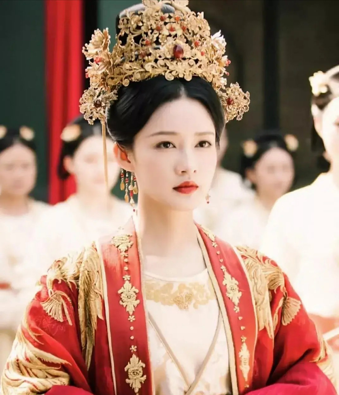 李沁杨紫古装结婚照,感觉李沁无论是身材和颜值都直接秒杀颜值杨紫