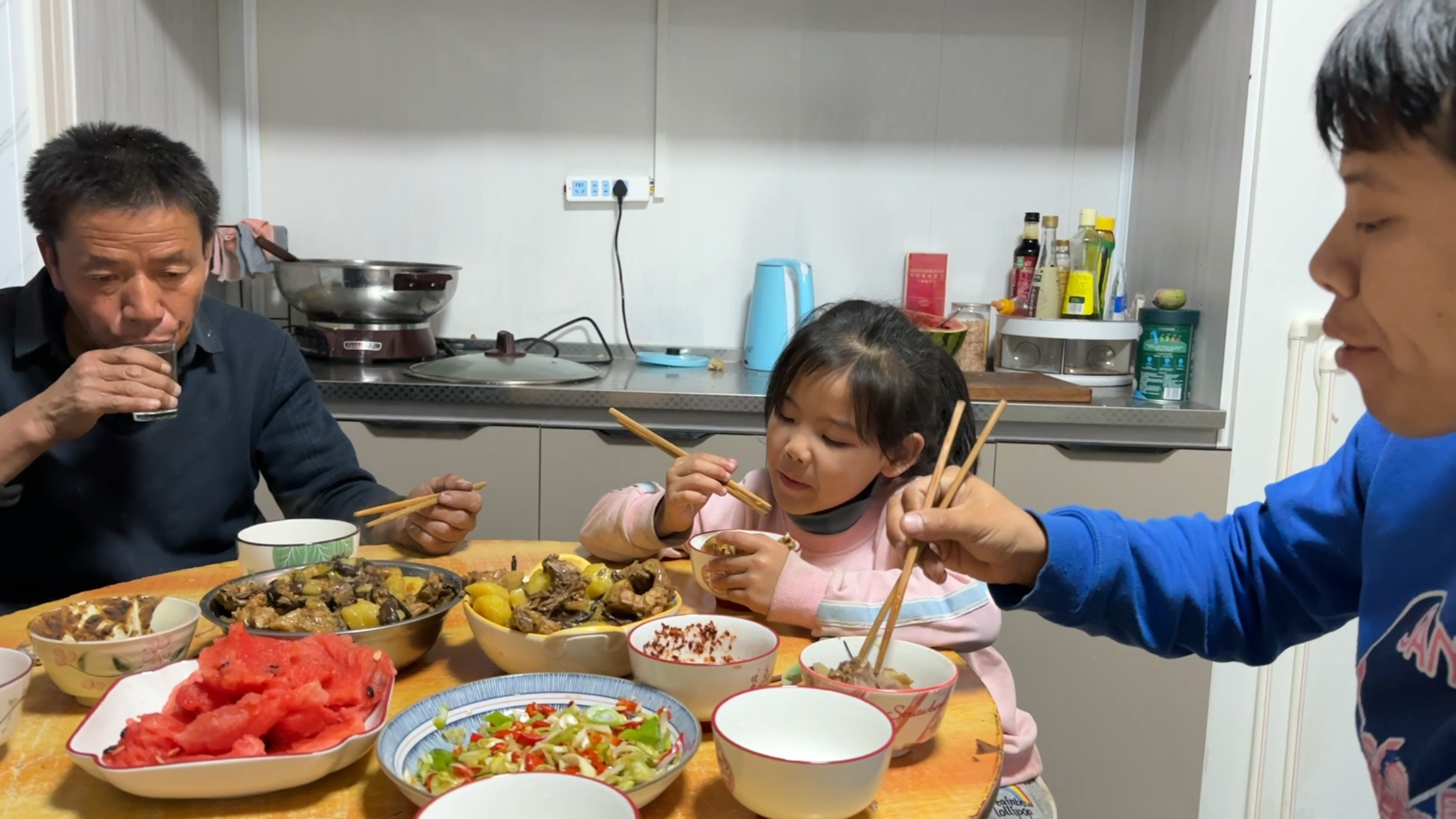 粘苞米棒还剩一半没脱粒,东北老妈炖的榛蘑鸡肉,大人小孩都爱吃