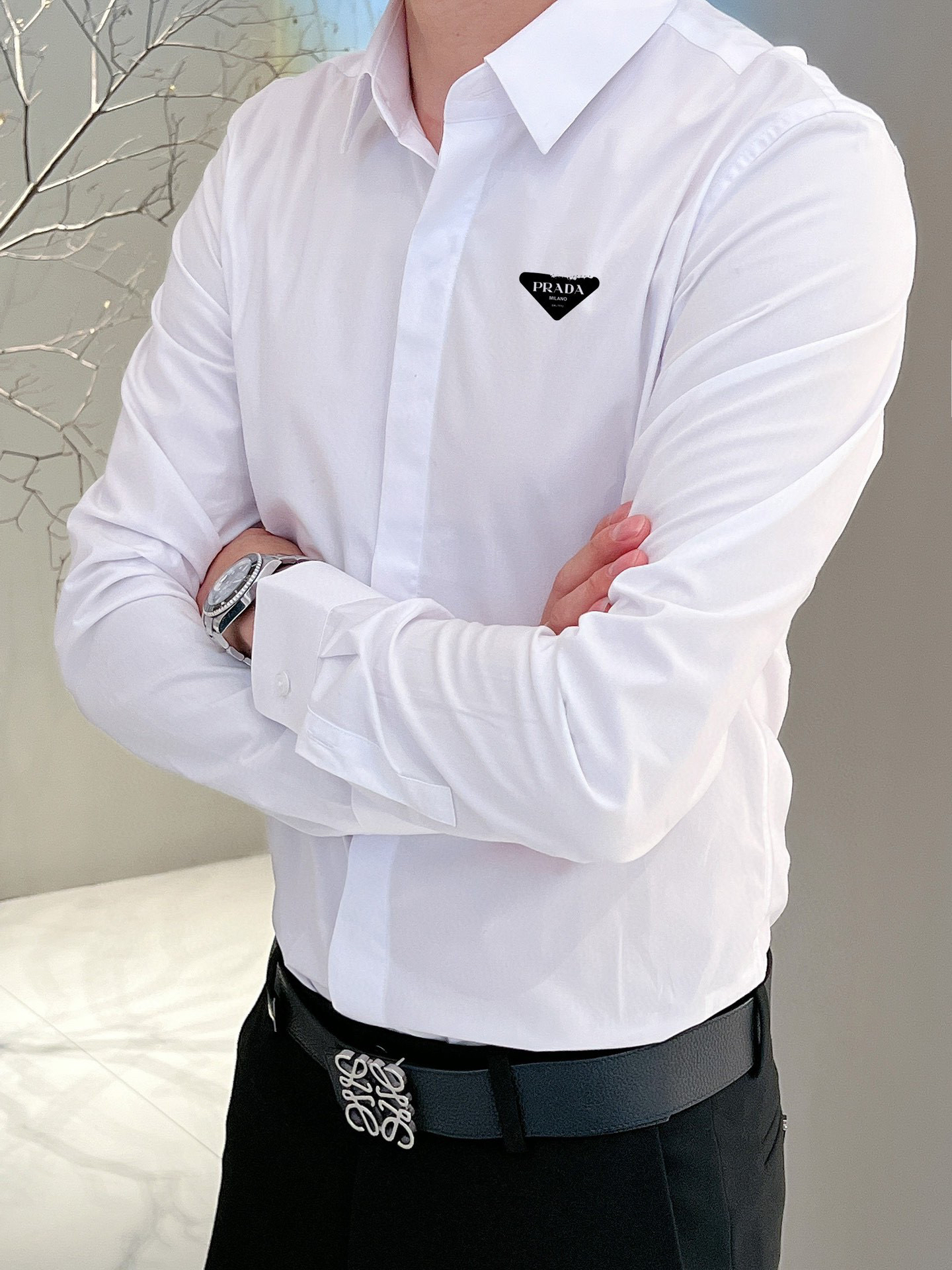 实拍普拉达新款老花肩带衬衫,简约白休闲更帅气