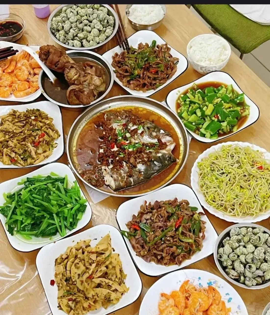公司主管请客在农家乐吃饭,一桌子10个人花了800块,全是农家特色菜