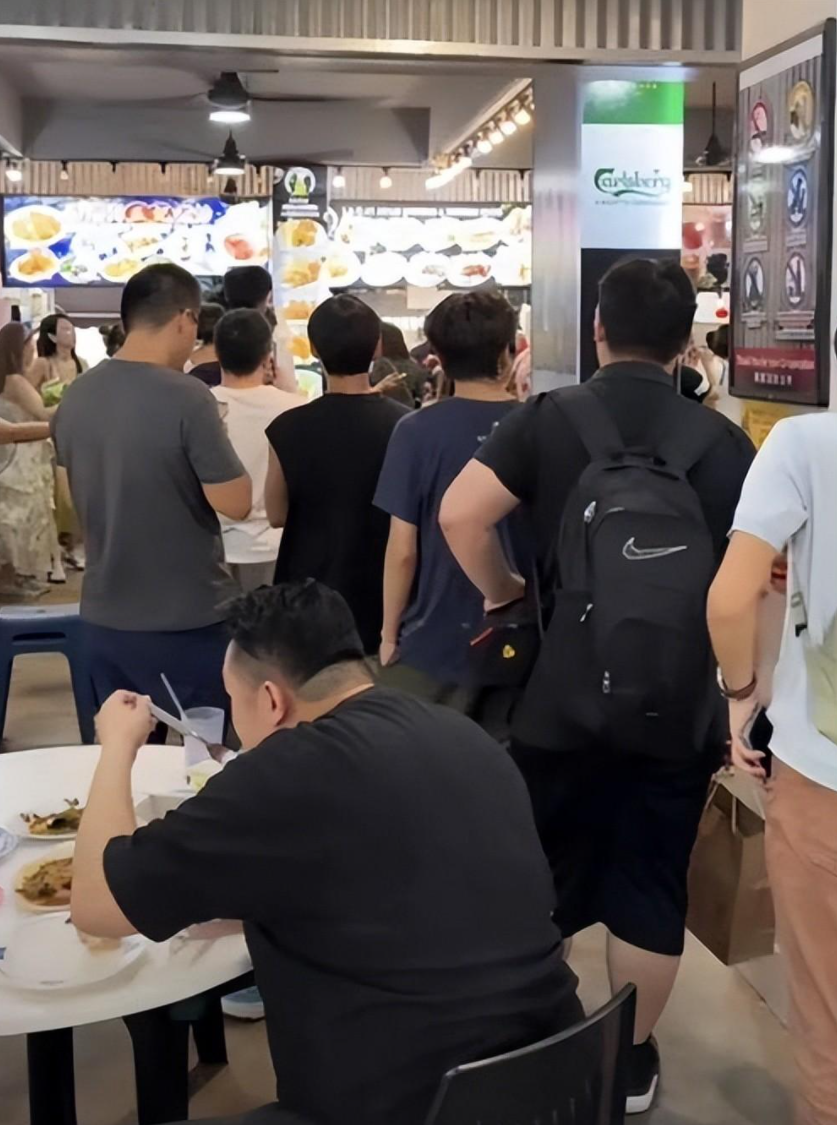 新加坡门将桑尼餐馆爆满!现场排起长队!桑尼老婆点餐又收银!