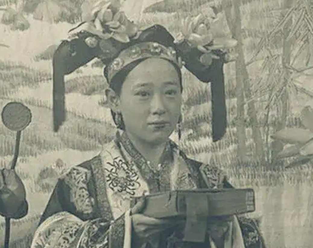"清朝第一美人"有多美?黑白照也难掩其姿色,却被慈禧操控一生