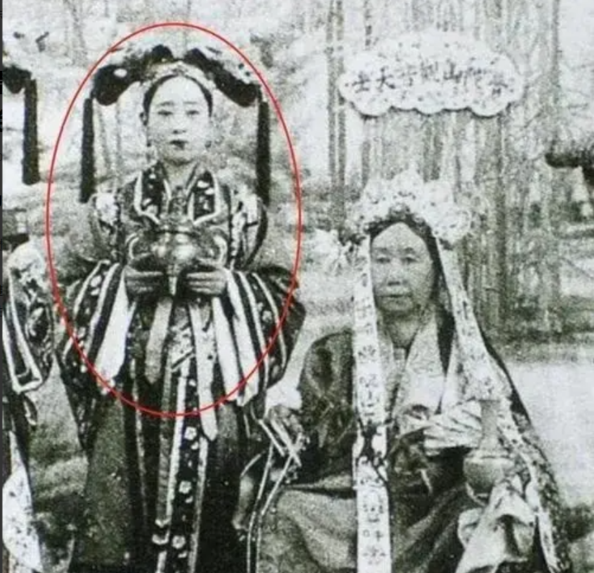 陪伴她安度晚年也并无不妥,然而慈禧每次召四格格进宫之后都会让她住