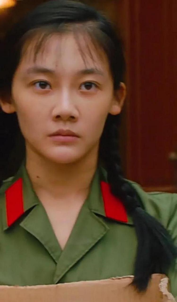 在《芳华》之后,苗苗的命运似乎进入了一个扑朔迷离的轨迹,类似于娱乐