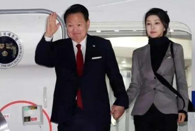 韩国夫人这次放大招了,惊艳亮相韩非晚宴,绿裙马尾美出新高度