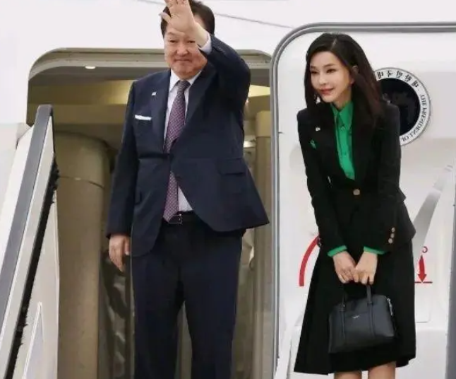 韩国夫人这次放大招了,惊艳亮相韩非晚宴,绿裙马尾美出新高度