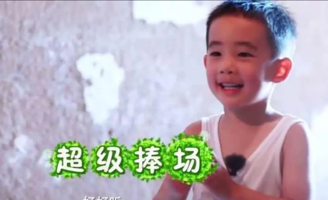 陈小春晒全家福很喜庆,小小春已长成小正太,二胎性别傻傻分不清