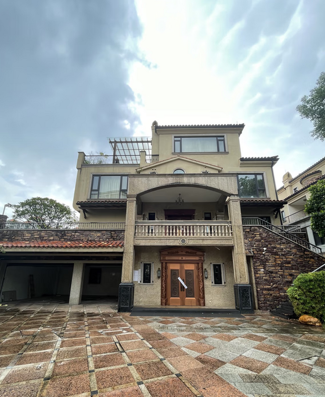 东莞中信御园别墅,豪宅法拍房火爆来袭!错过可惜的捡漏机会就在眼前.