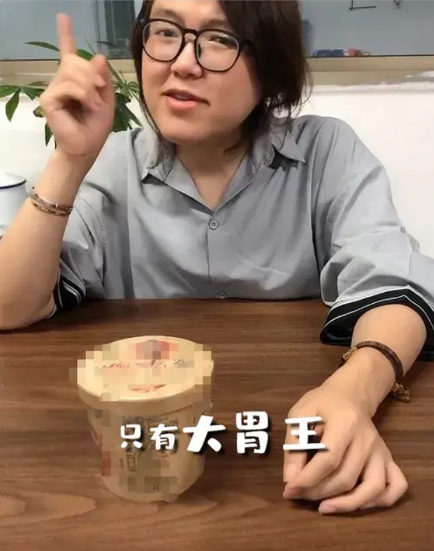 大胃王浪胃仙闪现贵州狂吃火锅,从大叔变嫂子,身体暴瘦像生病