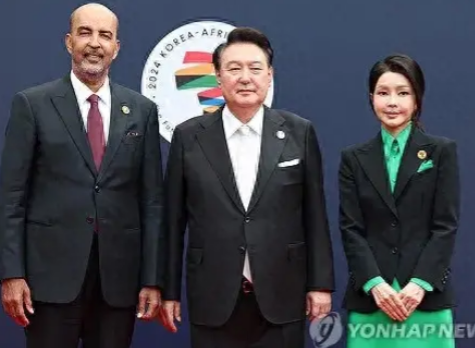 韩国第一夫人终于放大招啦!穿绿裙出席韩非晚宴美翻,十分年轻