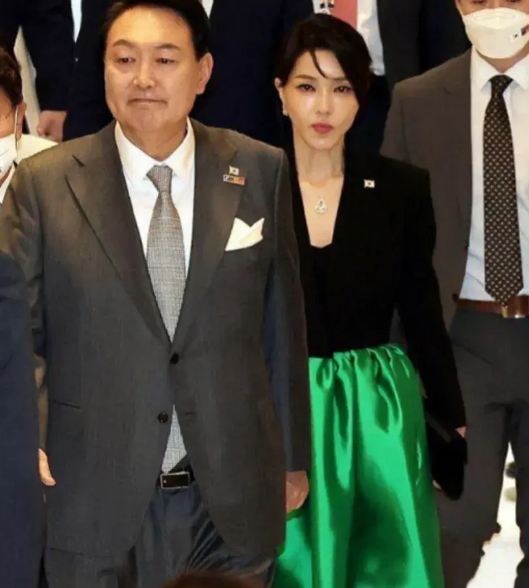 韩国第一夫人终于放大招啦!穿绿裙出席韩非晚宴美翻,十分年轻