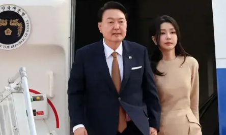 韩国第一夫人终于放大招啦!穿绿裙出席韩非晚宴美翻,十分年轻