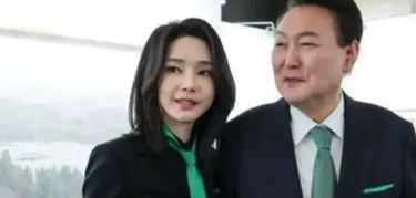 韩国第一夫人终于放大招啦!穿绿裙出席韩非晚宴美翻,十分年轻