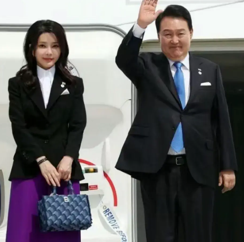 韩国第一夫人终于放大招啦!穿绿裙出席韩非晚宴美翻,十分年轻