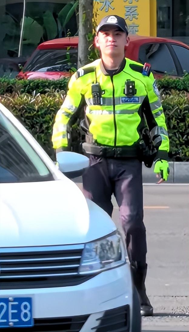 四川自贡帅气交警陈俊火出圈,众多网友被迷得神魂颠倒