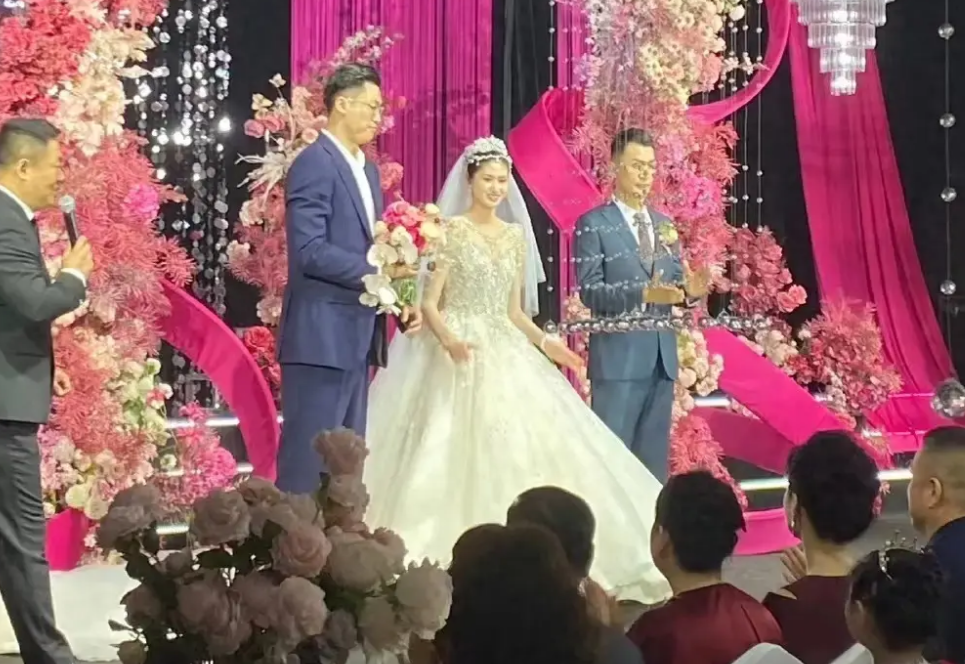 女排国手结婚,李盈莹搭档升级为军嫂,老公穿军装英姿挺拔