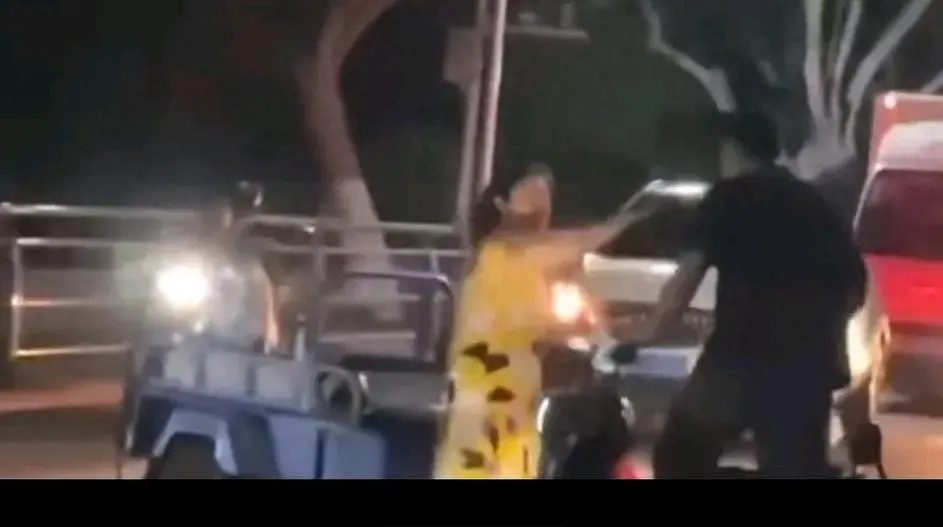 震惊!一男子与女子街头争执女子用拖鞋扇脸部男子将女子一脚踢晕