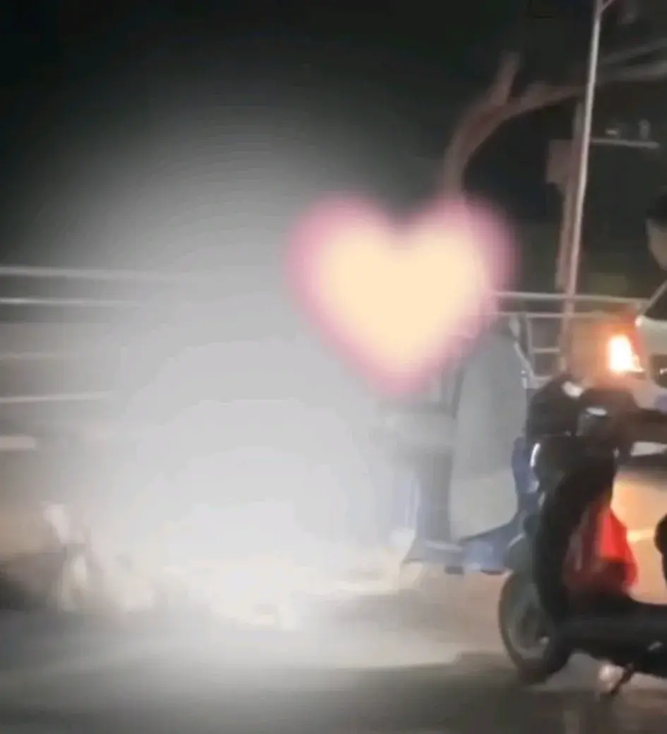 震惊!一男子与女子街头争执女子用拖鞋扇脸部男子将女子一脚踢晕